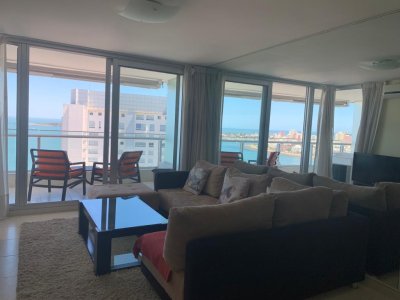 Apartamento de 2 dormitorios en venta en Season Tower, Punta del Este.