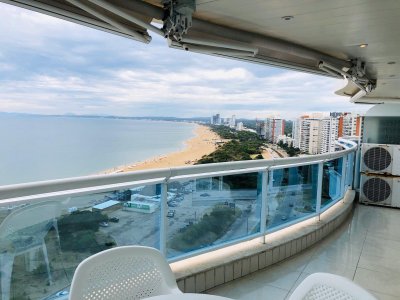 Apartamento de 3 dormitorios en venta en Millenium Tower, Punta del Este.