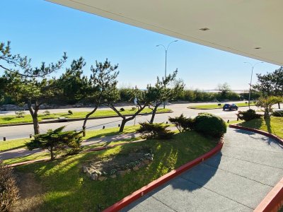Apartamento en venta de 2 dormitorios en Acapulco Beach, Punta del Este.