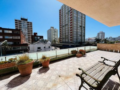 Apartamento en venta de 2 dormitorios en Torre Gorlero, Punta del Este.