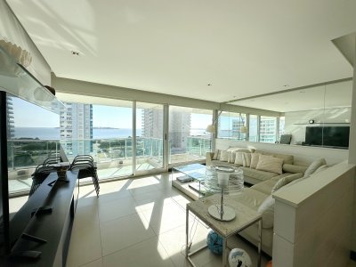 Apartamento en alquiler temporal de 3 dormitorios en suite en edificio Gala Tower, Punta del Este.