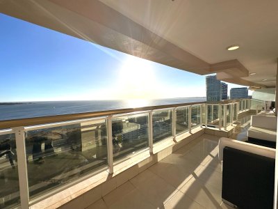 Apartamento de 4 suites en Edificio Le Jardin, Mansa Punta del Este. 
