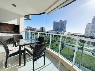 Apartamento en venta de 2 dormitorios en Casino Tower, Punta del Este.