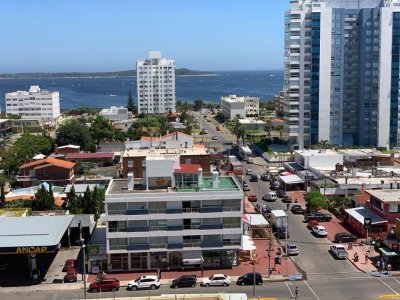 Apartamento de 1 dormitorio en venta en torre Triangulo, Punta del Este.