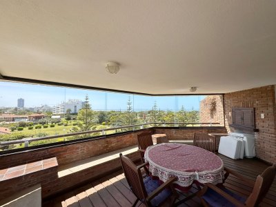 Apartamento de 4 dormitorios en venta en Brava, Punta del Este.