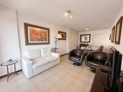Apartamento en venta de 2 dormitorios y dependencia de servicio, Punta del Este.