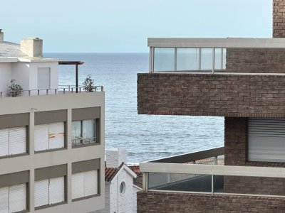 Departamento en Venta de 1 dormitorio y medio en Peninsula, Punta del Este
