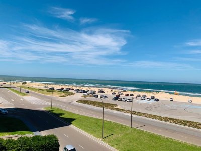 Hermoso apartamento en venta en edificio Martinique frente a playa Brava, Punta del Este