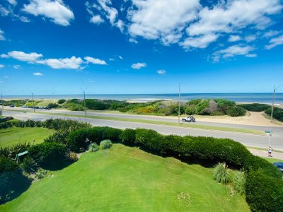 Apartamento en venta de 3 dormitorios en Punta del Este.