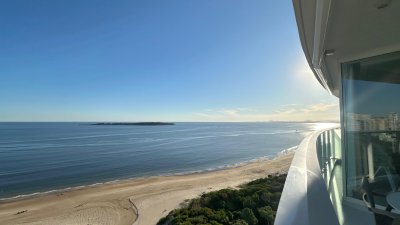 Departamento en venta en edificio Paramount de 3 suites + dependencia de servicio, piso alto. Playa Mansa, Punta del Este