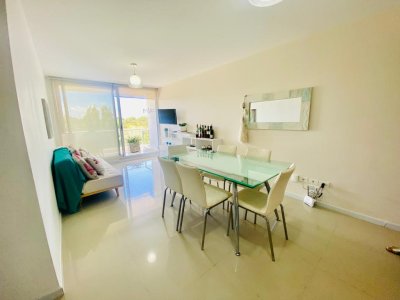 Apartamento en venta de 2 dormitorios en edificio Be Punta, Punta del Este.