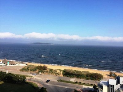 Apartamento en venta de 3 dormitorios en edificio Goleta, Punta del Este.