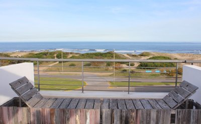 Hermoso apartamento en venta en primera línea al mar, Punta del Este.