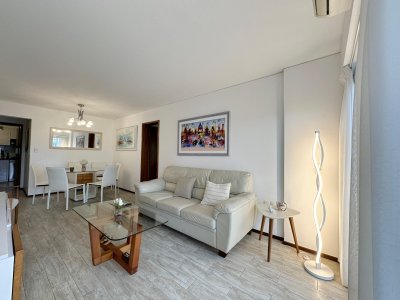Apartamento en venta de 2 dormitorios y dependencia de servicio en edificio Torre Marina I, Punta del Este.