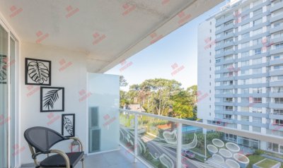 Apartamento en venta de 1 dormitorio y medio en edificio Yoo, Punta del Este.