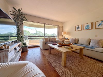 Apartamento de 3 dormitorios y dependencia de servicio en edificio Bora Bora, Punta del Este.