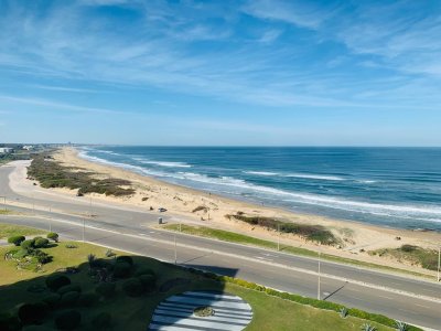 Apartamento en venta de 3 dormitorios en Torre Delfín, Punta del Este.
