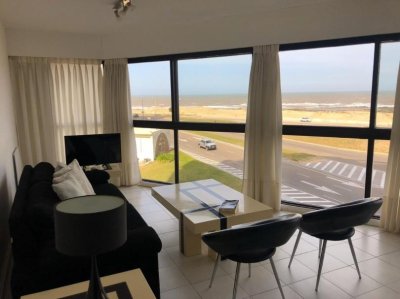 Apartamento en venta frente al mar, Punta del Este.