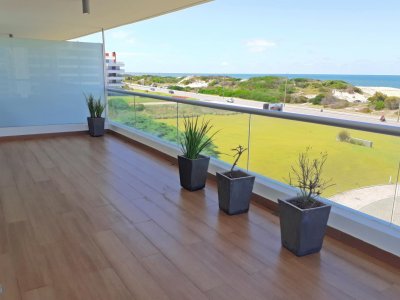Venta de apartamento 3 dormitorios y dependencia en edificio Silente, Playa Brava.  