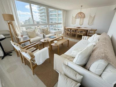 Departamento en Venta de 2 Dormitorios en Torre One, Playa Brava Punta del Este