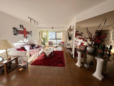 Apartamento en venta de 2 dormitorios en Torre Cristal, Punta del Este.