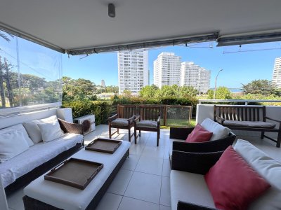 Apartamento en venta de 3 dormitorios con parrillero propio en Mansa, Punta del Este.