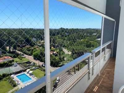 Apartamento de 2 dormitorios en venta en Torre Antares, Punta del Este.