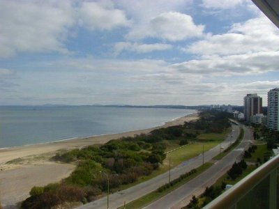 Apartamento de 3 dormitorios en Coral Tower, Punta del Este.