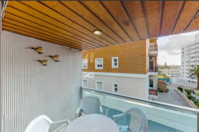 Apartamento reciclado en venta de 2 dormitorios en edificio Da Vinci, Punta del Este.