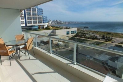Apartamento en venta de 2 dormitorios en Season Tower, Punta del Este.