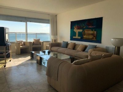 Apartamento de 3 dormitorios en venta en Punta del Este.
