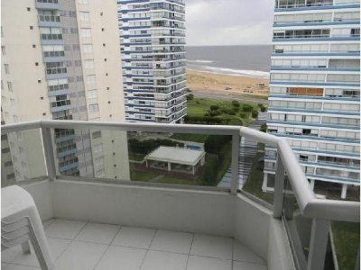 Apartamento en venta de 2 dormitorios en Punta del Este.