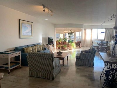 Apartamento de 3 dormitorios en venta en Punta del Este.