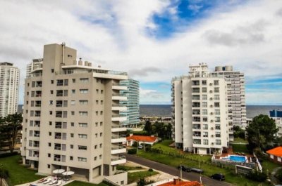 Apartamento en venta de 2 dormitorios en Punta del Este.