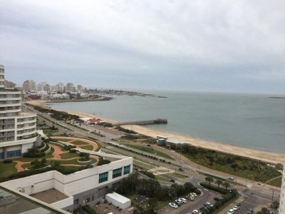 Apartamento en venta de 2 dormitorios en Season Tower, Punta del Este.