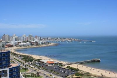 Apartamento en venta de 2 dormitorios en Season Tower, Punta del Este.