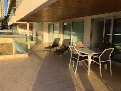 Apartamento de 2 dormitorios en venta en Icon Tower, Punta del Este