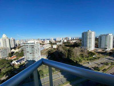 Apartamento de 2 dormitorios en venta en Torre One, Punta del Este.