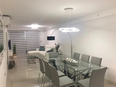 Apartamento de 2 dormitorios en venta en Look Tower, Punta del Este.