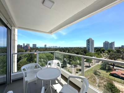 Apartamento en venta de 2 dormitorios en edificio Parquemar Bosque, Roosevelt Punta del Este.