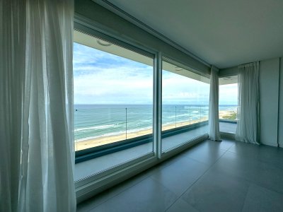 Departamento En Venta De 3 Dormitorios En Le Parc III, Brava Punta Del Este.