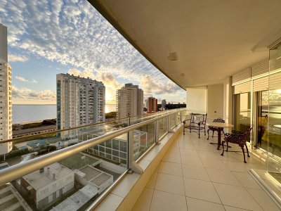 Departamento en venta de 2 dormitorios en Torre Season, Punta del este