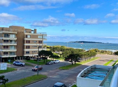 Departamento en Venta de 2 Dormitorios y Dependencia en Torre Aquarela, Punta del Este