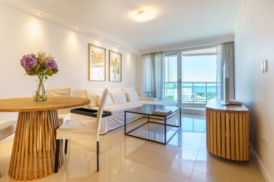 Apartamento en venta de 2 dormitorios y medio en Casino Tower, Punta del Este.