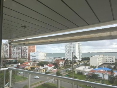 Departamento en venta de 2 Dormitorios En Edificio Art Boulevard, Punta del Este