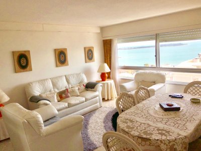 Apartamento en venta de 3 dormitorios en Punta del Este.
