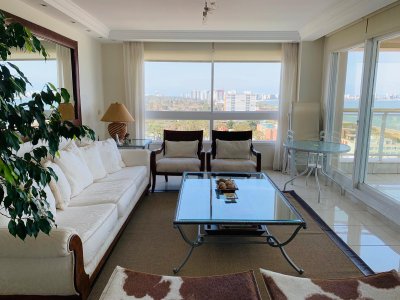 Apartamento en venta de 3 dormitorios en Le Jardin, Punta del Este.