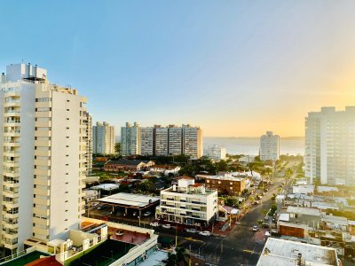 Hermoso apartamento de 2 dormitorios en venta en edificio Onix, Punta del Este