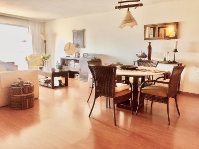 Apartamento de 2 dormitorios en venta en torre Punta del Este.