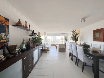 Apartamento de 4 Dormitorios en venta en Ocean Tower, Punta del Este.